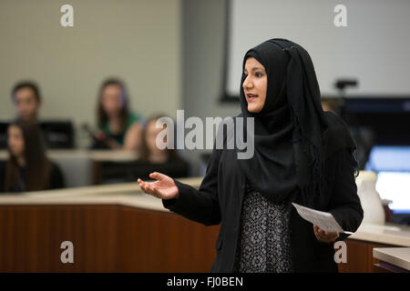 Muslimische Teengirl in Hijab posiert als Staatsanwalt im Fall beim Mock trial für Schülerinnen und Schüler in Texas präsentiert Stockfoto