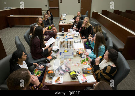 Teenie Mädchen auf Verteidigung Team während Mock trial dienen Mittagessen während der Beratungen im Gerichtssaal in San Marcos, Texas Stockfoto