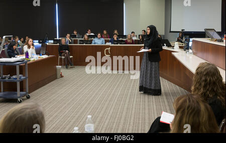 Gymnasiast Hijab dienen als Staatsanwalt in einem Scheinprozess Aussagen in den Gerichtssaal macht, wie Juroren hören Stockfoto