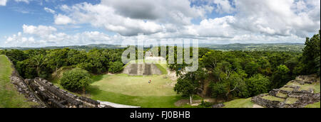 Antike Maya-Ruinen von Xunatunich versteckt im üppigen Dschungel von Belize Stockfoto