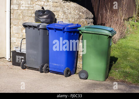 Mülltonnen stehen auf einer Einfahrt. Stockfoto