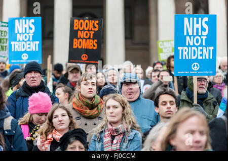 London, UK.  27. Februar 2016.  Tausende von Menschen versammeln sich auf dem Trafalgar Square zu einer Kundgebung zum protest gegen die Verlängerung des Programms Atomrakete Trident.  Gewerkschaftsfunktionäre, glauben Führer, Anti-Atom-Aktivisten und Anti-Kriegs-Aktivisten zeigten ihre Unterstützung und Rednern wie schottische erste Minister Nicola Sturgeon und Plaid Cymru Leader Leanne Wood auf der Bühne zugehört. Bildnachweis: Stephen Chung / Alamy Live News Stockfoto