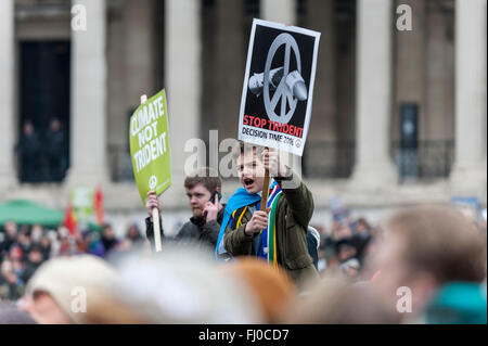 London, UK.  27. Februar 2016.  Ein Junge sitzt auf jemandes Schulter an Schulter mit einem Plakat, wie Tausende von Menschen auf dem Trafalgar Square zu einer Kundgebung zum protest gegen die Verlängerung des Programms Atomrakete Trident sammeln.  Gewerkschaftsfunktionäre, glauben Führer, Anti-Atom-Aktivisten und Anti-Kriegs-Aktivisten zeigten ihre Unterstützung und Rednern wie schottische erste Minister Nicola Sturgeon und Plaid Cymru Leader Leanne Wood auf der Bühne zugehört. Bildnachweis: Stephen Chung / Alamy Live News Stockfoto