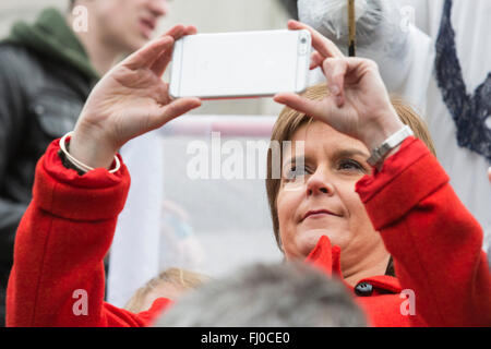 London, UK. 27. Februar 2016. Nicola Sturgeon, erster Minister von Schottland, SNP, nimmt ein Foto mit einem Mobiltelefon. Anti-Dreizack-Rallye auf dem Trafalgar Square. Bildnachweis: Lebendige Bilder/Alamy Live-Nachrichten Stockfoto