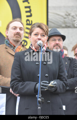 London, UK. 27. Februar 2016. Der Stop Trident Protest marschieren durch die Londoner. © Matthew Chattle/Alamy Stockfoto