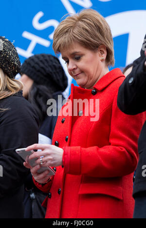 London, UK. 27. Februar 2016. Nicola Sturgeon, erster Minister von Schottland, SNP, besucht die Anti-Trident-Rallye auf dem Trafalgar Square. Bildnachweis: Lebendige Bilder/Alamy Live-Nachrichten Stockfoto