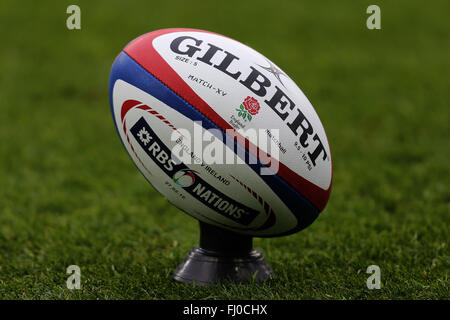 Offiziellen Gilbert Match Ball England Ru V Irland Ru Rbs Six Nations Championship Twickenham, London, England 27. Februar 2016 Rugby Rbs Six Nations Championship Twickenham Stadium, London, England © Allstar Bild Bibliothek/Alamy Live-Nachrichten Stockfoto