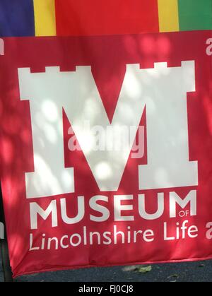 Museum of Lincolnshire Life Besucherinformationen Flaggen vor dem Eingang des Museums in der Stadt Lincoln Lincolnshire England GB 2015 Stockfoto