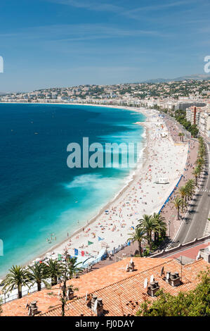 Hohe Panorama auf den Strand und die Promenade des Anglais um die Bucht des Anges in Nizza, Côte d'Azur, Frankreich Stockfoto