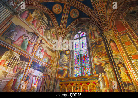 Florenz, Toskana, Italien.  Basilika Santa Croce.  Fresken und Glasfenster in der Baroncelli Kapelle von Taddeo Gaddi Stockfoto