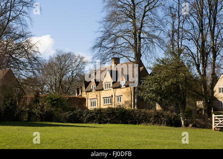 Häusern umgeben von einem kleinen Stadtpark. Stockfoto