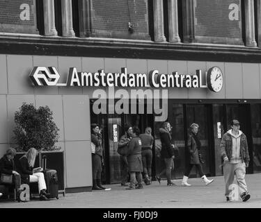 Der Haupteingang zum Bahnhof Amsterdam Centraal Stockfoto