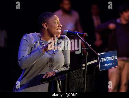 Columbia, South Carolina, USA. 26. Februar 2016. Bernie Sanders Pressesprecher spricht Symone D. Sanders zu der Schar von begeisterten Anhängern während einer Kundgebung im Township Auditorium. Bildnachweis: Crush Rush/Alamy Live-Nachrichten Stockfoto