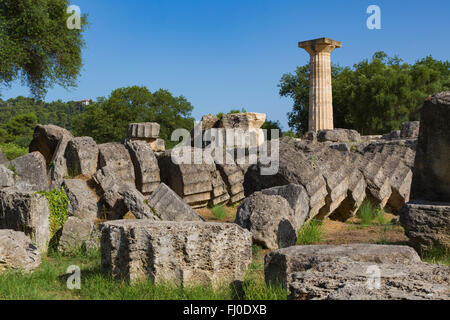 Olympia, Peloponnes, Griechenland.  Das antike Olympia.  Ruinen des 5. Jahrhunderts v. Chr. dorischen Ordnung des Zeustempels. Stockfoto