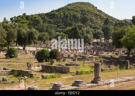 Olympia, Peloponnes, Griechenland.  Das antike Olympia.  Ein Spaziergang durch die Ruinen Besuchergruppen. Stockfoto