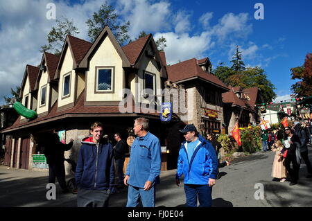 Mount Hope, Pennsylvania: Mittelalterliche Gebäude säumen die Straßen an der jährlichen Pennsylvania Renaissance Faire Stockfoto