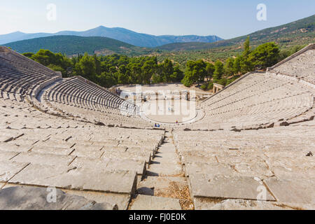 Epidaurus, Argolis, Peloponnes, Griechenland. Das 4th. Jahrhundert v. Chr., Theater mit 4.000 Sitzplätzen, entworfen von Polykleitos dem Jüngeren. Stockfoto