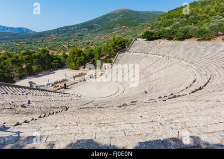 Epidaurus, Argolis, Peloponnes, Griechenland. Das 4th. Jahrhundert v. Chr., Theater mit 4.000 Sitzplätzen, entworfen von Polykleitos dem Jüngeren. Stockfoto