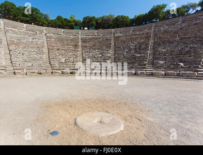 Epidaurus, Argolis, Peloponnes, Griechenland. Das 4th. Jahrhundert v. Chr., Theater mit 4.000 Sitzplätzen, entworfen von Polykleitos dem Jüngeren. Stockfoto