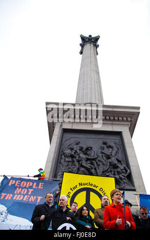 London, UK, 27. Februar 2016 - Nicola Sturgeon, erster Minister von Schottland befasst sich die Rallye am Trafalgar Square. Tausende von Menschen, zusammen mit hochrangigen Politikern und Gewerkschaften Führer besuchen eine Masse nationale Demonstration gegen die Verlängerung der Trident Atomwaffentests in Marble Arch und Kundgebung auf dem Trafalgar Square. Die Demonstration von Kampagne für nukleare Abrüstung organisiert und unterstützt durch Anschlag der Kriegskoalition. Bildnachweis: Dinendra Haria/Alamy Live-Nachrichten Stockfoto