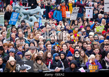 London, UK. 27. Februar 2016. Tausende von Menschen, verbunden durch hochrangige Politiker, darunter auch Jeremy Corbyn und Nicola Sturgeon und Gewerkschaften Führer besuchen eine Masse nationale Demonstration gegen die Verlängerung der Trident Atomwaffentests in Marble Arch und Kundgebung auf dem Trafalgar Square. Die Demonstration von Kampagne für nukleare Abrüstung organisiert und unterstützt durch Anschlag der Kriegskoalition. Bildnachweis: Dinendra Haria/Alamy Live-Nachrichten Stockfoto