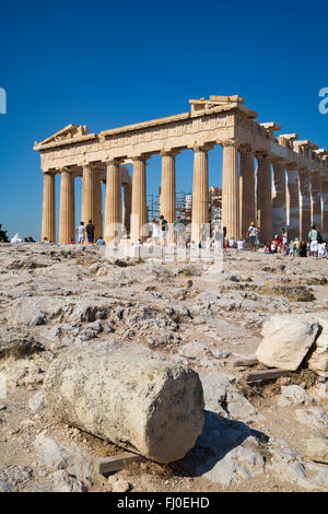 Athen, Attika, Griechenland.  Der Parthenon auf der Akropolis.  Die Akropolis von Athen ist ein UNESCO-Weltkulturerbe. Stockfoto