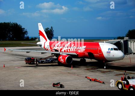 Phuket, Thailand: Ein Air-Asia-Airbus a-319 sitzt auf dem Rollfeld in einem internationalen Flughafen Phuket * Stockfoto