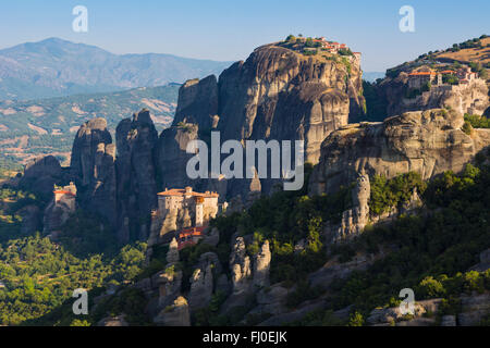 Meteora, Thessalien, Griechenland.  Panorama zeigt vier der sechs Klöster noch verwendet. Stockfoto