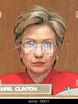 Washington, District Of Columbia, USA. 5. Februar 2002. Vereinigte Staaten Senator Hillary Rodham Clinton (Demokrat aus New York) Fragen Mitchell E.'' Mitch Daniels, Jr., Director, Office of Management und Budget, während einer Anhörung des Haushaltsausschusses Vereinigte Staaten Senat in Washington, DC am 5. Februar 2002. Der Ausschuss war in Daniels über US-Präsident George W. Bush vorgeschlagenen Haushaltsantrag für Geschäftsjahr 2003.Credit Frage: Ron Sachs/CNP © Ron Sachs/CNP/ZUMA Draht/Alamy Live News Stockfoto