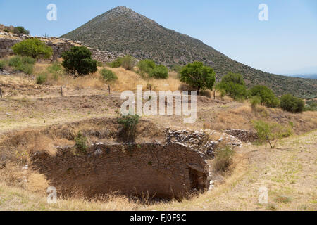 Mykene, Argolis, Peloponnes, Griechenland.   Ausgrabungsstätte der Tholos oder Bienenstock Grab des Aigisthos Stockfoto