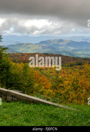 Blue Ridge Parkway guard rail in fall vertical shot near the Linn Viaduct section of the road Stockfoto