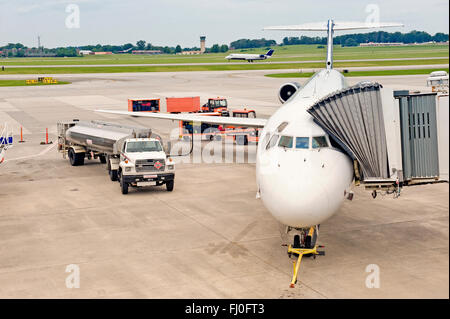 Verkehrsflugzeug, die zwischen zwei Flügen während ein anderer Länder verarbeitet werden Stockfoto