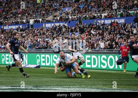 Rom, Italy.27st Februar 2016. Hooker Ghiraldini Partituren in Italien Italien zuerst versuchen im Spiel gegen Schottland, RBS Six Nations © Massimiliano Carnabuci/Alamy Nachrichten Stockfoto