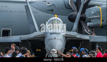 Eine f-15, gehören zu der US Air Force umgeben von Menschenmassen auf der Singapore Airshow 2016. Stockfoto