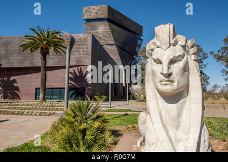 M.h. de Young Memorial Museum mit Sphinx-Skulptur im Vordergrund, Golden Gate Park, San Francisco, Kalifornien, USA Stockfoto