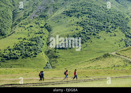 Touristen in der Nähe von Holy Trinity Church (Tsminda Sameba) in zurGergeti Dorf in größeren Kaukasus, Georgien Stockfoto