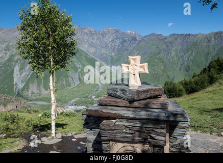 Kleiner Schrein in der Nähe von Holy Trinity Church (Tsminda Sameba) in zurGergeti Dorf in größeren Kaukasus, Georgien Stockfoto