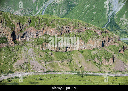 Luftbild auf Kaukasus-Gebirge in der Nähe von Holy Trinity Church (Tsminda Sameba) in zurGergeti Dorf, Georgien Stockfoto