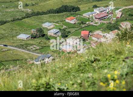 Häuser in zurGergeti Dorf in der Region Mzcheta-Mtianeti, Kaukasus, Georgien Stockfoto