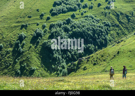 Grüne Hügeln des Kaukasus-Gebirge in der Nähe von Holy Trinity Church (Tsminda Sameba) in zurGergeti Dorf, Georgien Stockfoto