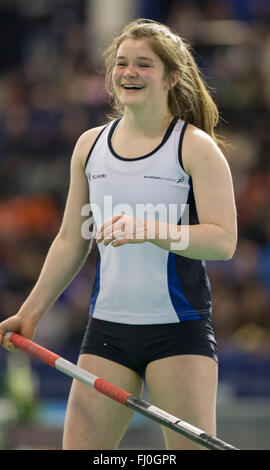 EIS-Sheffield, Sheffield, UK. 27. Februar 2016. Britische Indoor Leichtathletik Meisterschaften Tag eins. Anna Gordon (Pitreavie AAC) lächelt nachdem ich eine persönliche Bestzeit von 4,00 m und die Bronze-Medaille im Stabhochsprung der Frauen zu erhalten. Bildnachweis: Aktion Plus Sport/Alamy Live-Nachrichten Stockfoto