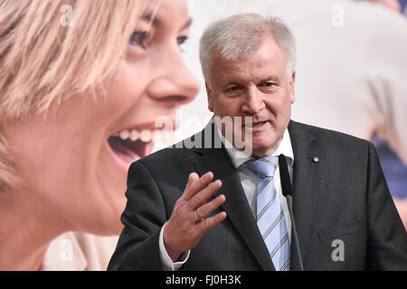 Ludwigshafen, Deutschland. 27. Februar 2016. Bayerische Ministerpräsident und CSU Führer Horst Seehofer anlässlich einer Rheinland-Pfälzischen CDU Wahl Kampagne Veranstaltung in Ludwigshafen, Deutschland, 27. Februar 2016. Foto: UWE ANSPACH/DPA/Alamy Live-Nachrichten Stockfoto