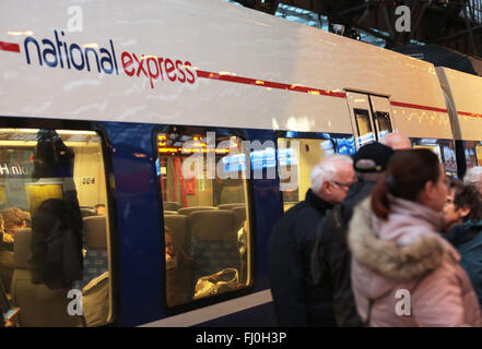 Köln, Deutschland. 15. Februar 2016. Die Rhein-Münsterland-Express RE 7 regionalen Schulen durch Betreiber National Express Ansätze der Hauptbahnhof in Köln, Deutschland, 15. Februar 2016. Jeden Monat nutzen mehrere hundert tausend Passagier RE 7, einer der wichtigsten s-Bahn-Linien im Bundesland Nordrhein-Westfalen. Foto: OLIVER BERG/Dpa/Alamy Live News Stockfoto