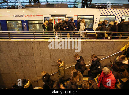 Köln, Deutschland. 15. Februar 2016. Pendler steigen die Regionalbahn RE 7 Rhein-Münsterland-Express vom Betreiber National Express am Hauptbahnhof in Köln, Deutschland, 15. Februar 2016. Jeden Monat nutzen mehrere hundert tausend Passagier RE 7, einer der wichtigsten s-Bahn-Linien im Bundesland Nordrhein-Westfalen. Foto: OLIVER BERG/Dpa/Alamy Live News Stockfoto