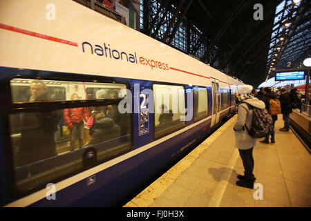 Köln, Deutschland. 15. Februar 2016. Die Rhein-Münsterland-Express RE 7 regionalen Schulen durch Betreiber National Express Ansätze der Hauptbahnhof in Köln, Deutschland, 15. Februar 2016. Jeden Monat nutzen mehrere hundert tausend Passagier RE 7, einer der wichtigsten s-Bahn-Linien im Bundesland Nordrhein-Westfalen. Foto: OLIVER BERG/Dpa/Alamy Live News Stockfoto