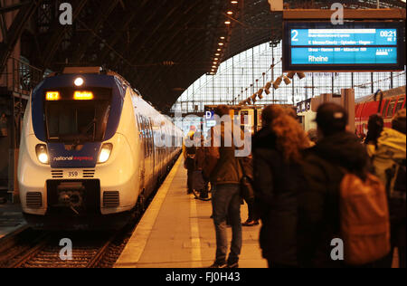 Köln, Deutschland. 15. Februar 2016. Die Rhein-Münsterland-Express RE 7 regionalen Schulen durch Betreiber National Express Ansätze der Hauptbahnhof in Köln, Deutschland, 15. Februar 2016. Jeden Monat nutzen mehrere hundert tausend Passagier RE 7, einer der wichtigsten s-Bahn-Linien im Bundesland Nordrhein-Westfalen. Foto: OLIVER BERG/Dpa/Alamy Live News Stockfoto