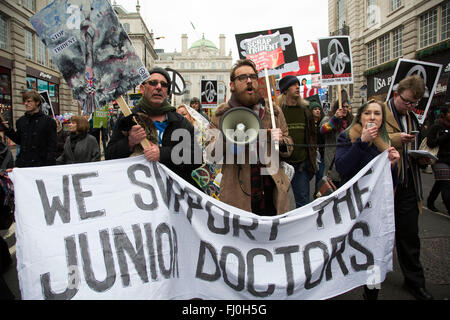 London, UK. Samstag, 27. Februar 2016. Stop Trident: CND Demonstration gegen Großbritanniens Trident Atomwaffen System. Tausende von Demonstranten gemacht dieses Großbritanniens größte Anti-Atomwaffen-Rallye in einer Generation. Demonstranten versammelten sich von weit und breit zum protest gegen die Erneuerung der Trident. Viele kommen aus Schottland, wo die britische nukleare Abschreckung basiert. Bildnachweis: Michael Kemp/Alamy Live-Nachrichten Stockfoto