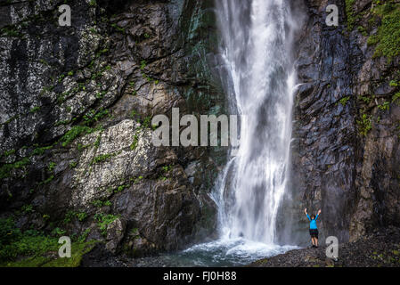 Gveleti Wasserfall in Dariali Schlucht in der Nähe von Dorf Gveleti, Kasbegi Nationalpark in Georgien Stockfoto