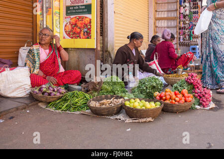 Frauen Händler verkaufen Obst und Gemüse auf der Straße Markt in Mahabaleshwar, Maharashtra, Indien Stockfoto