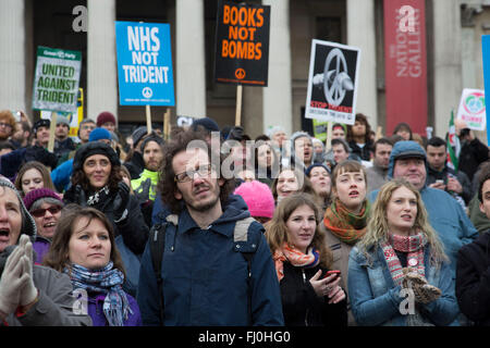 London, UK. Samstag, 27. Februar 2016. Stop Trident: CND Demonstration gegen Großbritanniens Trident Atomwaffen System. Tausende von Demonstranten gemacht dieses Großbritanniens größte Anti-Atomwaffen-Rallye in einer Generation. Demonstranten versammelten sich von weit und breit zum protest gegen die Erneuerung der Trident. Auf dem Trafalgar Square standen sie reden hören. Bildnachweis: Michael Kemp/Alamy Live-Nachrichten Stockfoto